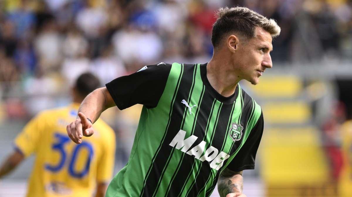 Niente Simeone, il Genoa per sostituire Retegui tratta col Sassuolo: obiettivo Pinamonti