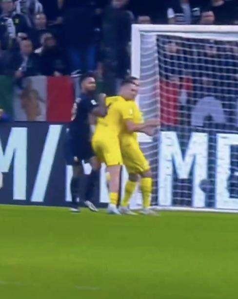 Clamoroso pugno di Douglas Luiz a Patric: nessun intervento del VAR