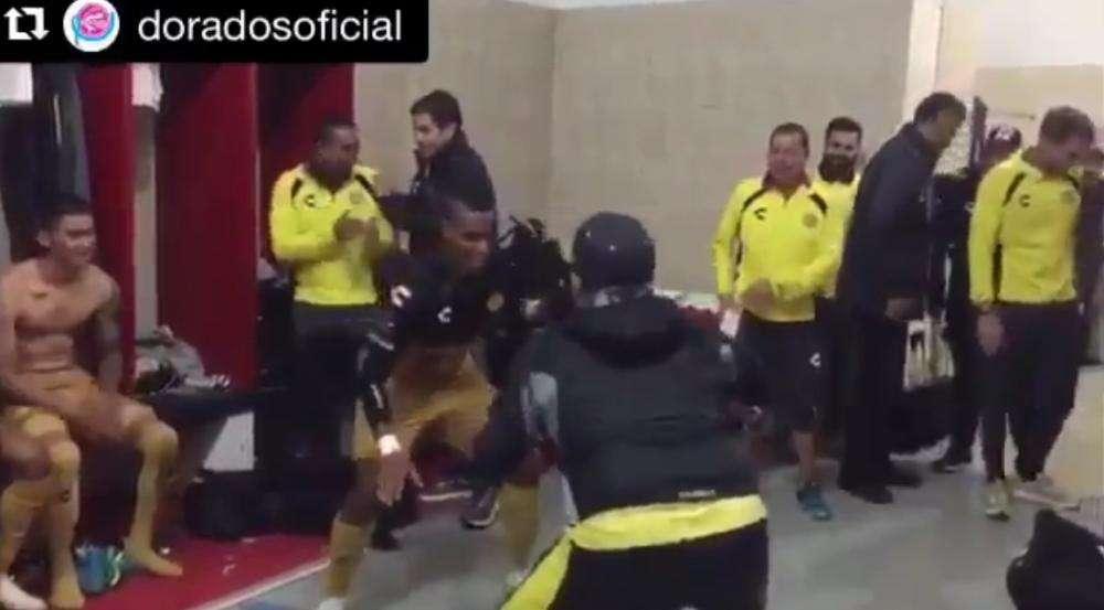 VIDEO - Maradona in stampelle, ma non rinuncia al suo ballo per festeggiare la vittoria del Dorados
