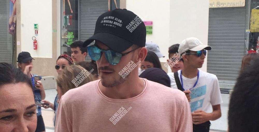 VIDEO - Fabian fa tappa a Roma: lancio della monetina con desiderio alla Fontana di Trevi