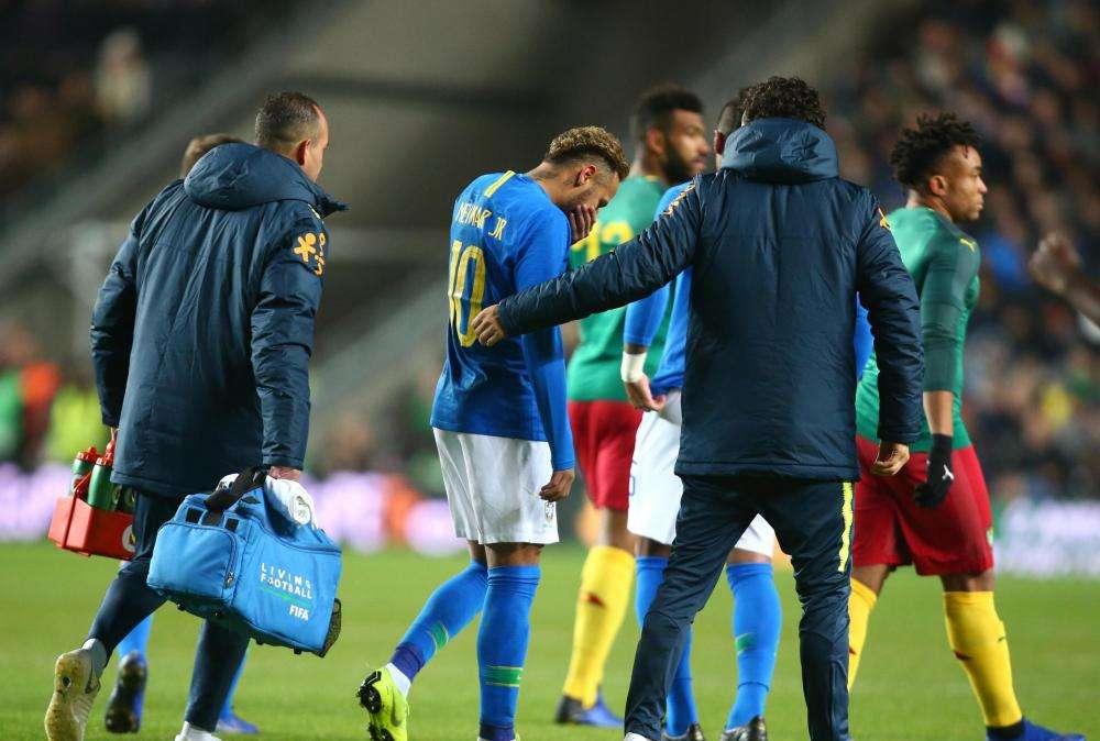 Il medico del Brasile: "Infortunio Neymar non è grave, ha già iniziato le cure"
