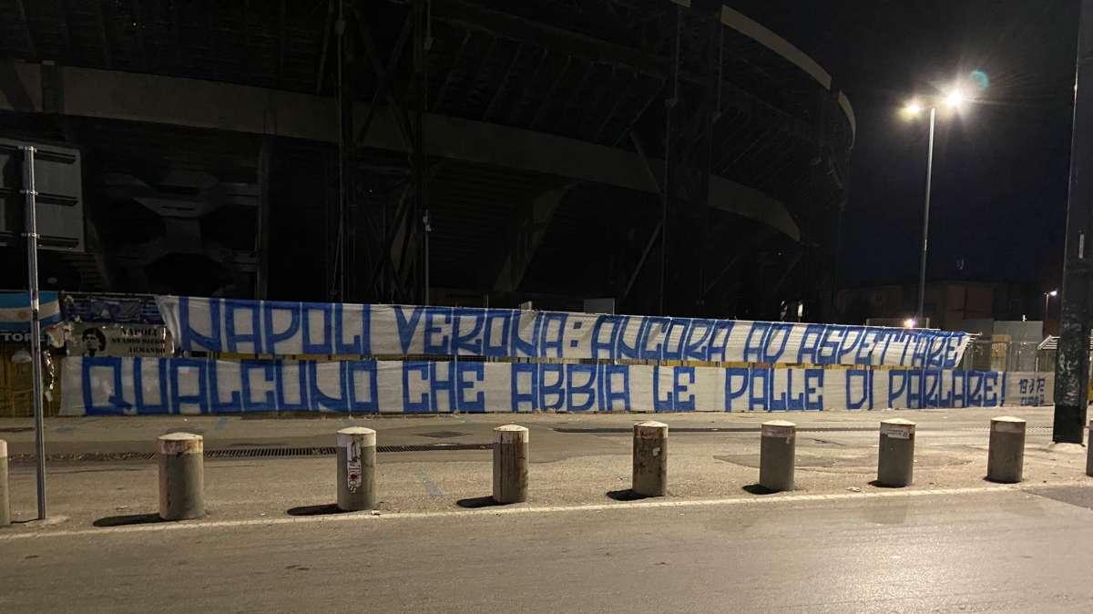 FOTO - Striscione Curva B su Napoli-Verona: "Ancora ad aspettare qualcuno che abbia le palle di parlare"