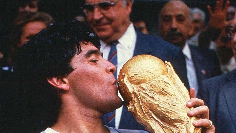 Shilton non perdona Maradona: "8mln per la maglia? Non la userei manco per lavare i piatti"