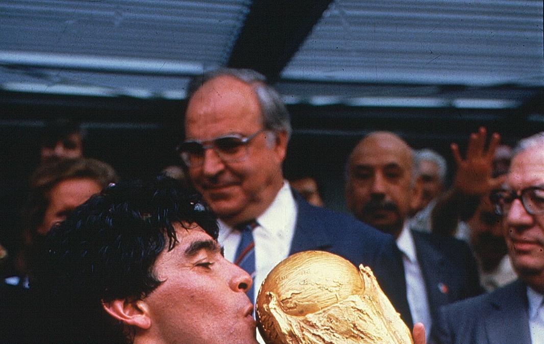 Il pallone della "Mano de Dios" di Maradona finisce all'asta: prezzo alle stelle