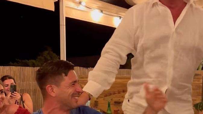 VIDEO - Cholito e famiglia scatenati a Formentera con i napoletani: "I campioni dell'Italia siamo noi!"