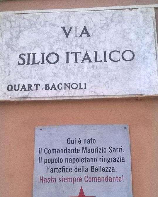 FOTO - Rimossa la targa per Maurizio Sarri a Bagnoli in via Silio Italico 