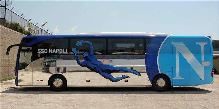 Il pullman cambia il tragitto, evitati centinaia di tifosi: scelta di ordine pubblico