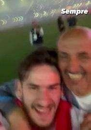 VIDEO - Kvara canta "Napoli, Napoli". Arriva a baciarlo Spalletti