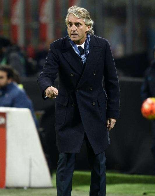 Mancini in conferenza: "Squadra più coperta? Senza difendere non si vince. Napoli favorito e pronto per vincere. Sulla formazione e Higuain..."