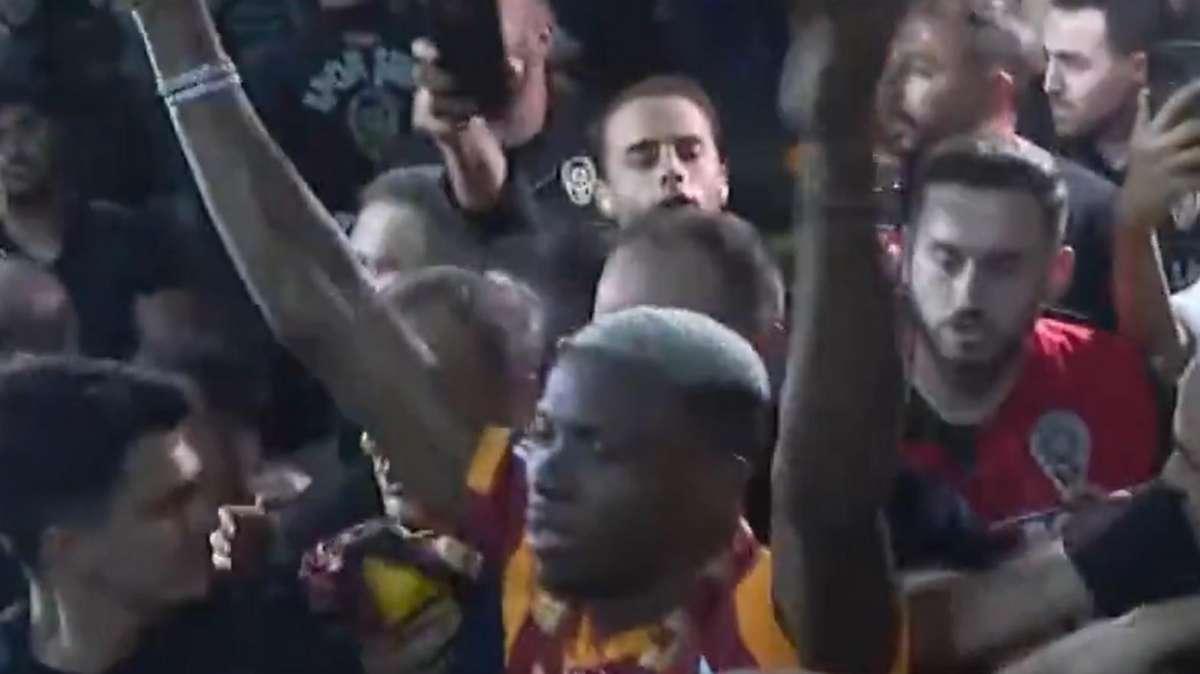 Osimhen da Re tra la folla: “Qui i tifosi migliori al mondo!”