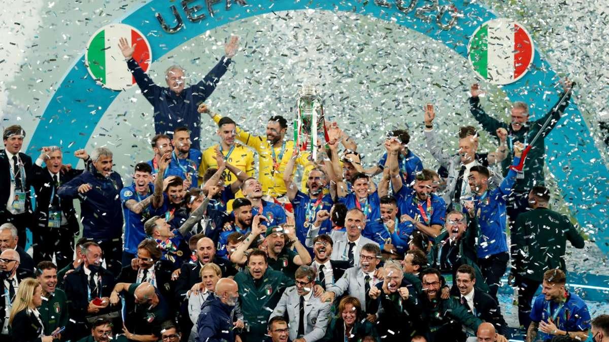 Italia campione d'Europa! Esplode l'incredibile festa anche in tutta Napoli 