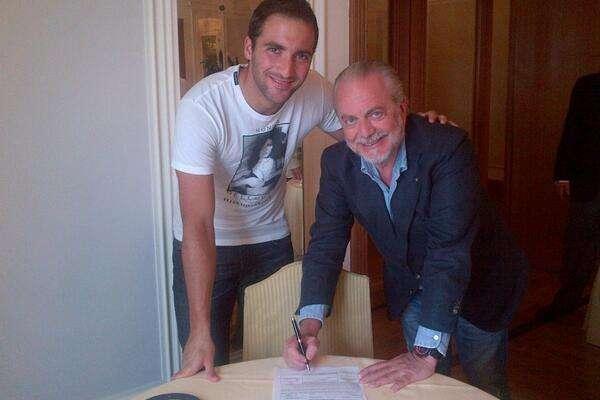 FOTO - Ecco il momento della firma, Higuain è azzurro!