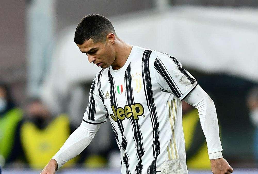 Simulazione di Chiesa, ma Doveri fischia rigore e CR7 se lo fa parare da Gollini!