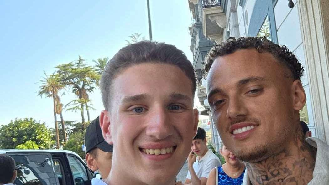 Noa Lang a Napoli: primi selfie con i tifosi in attesa dell’annuncio