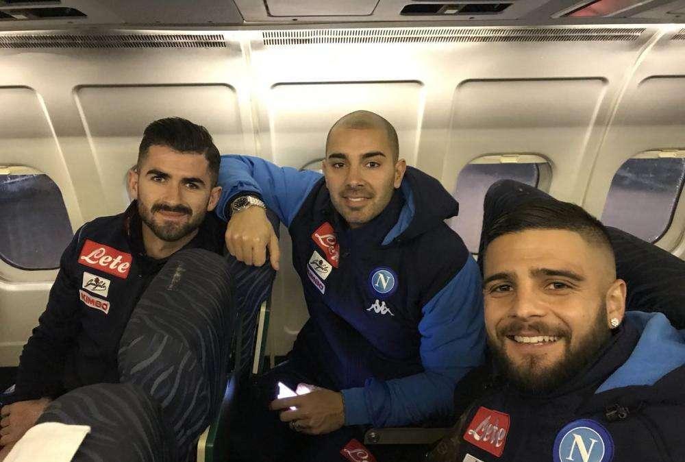 FOTO - Napoli con la solita foto scaramantica su Twitter: "Pronti per il decollo!"