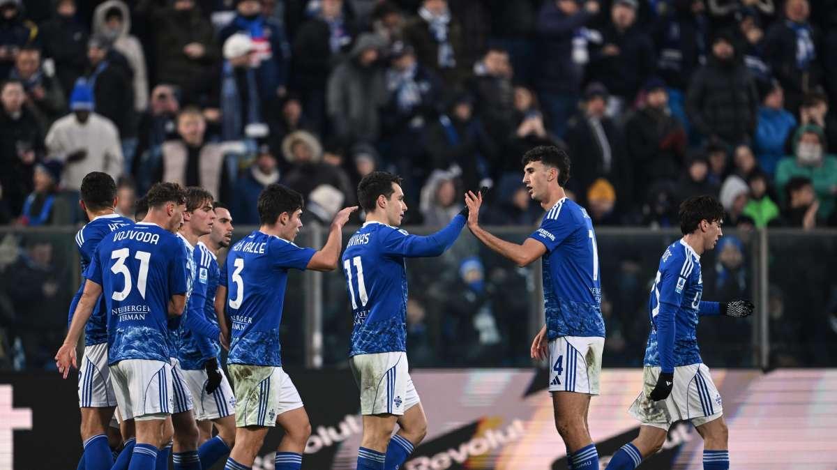 Il Como non molla la corsa-Champions: vittoria in rimonta sul Lecce