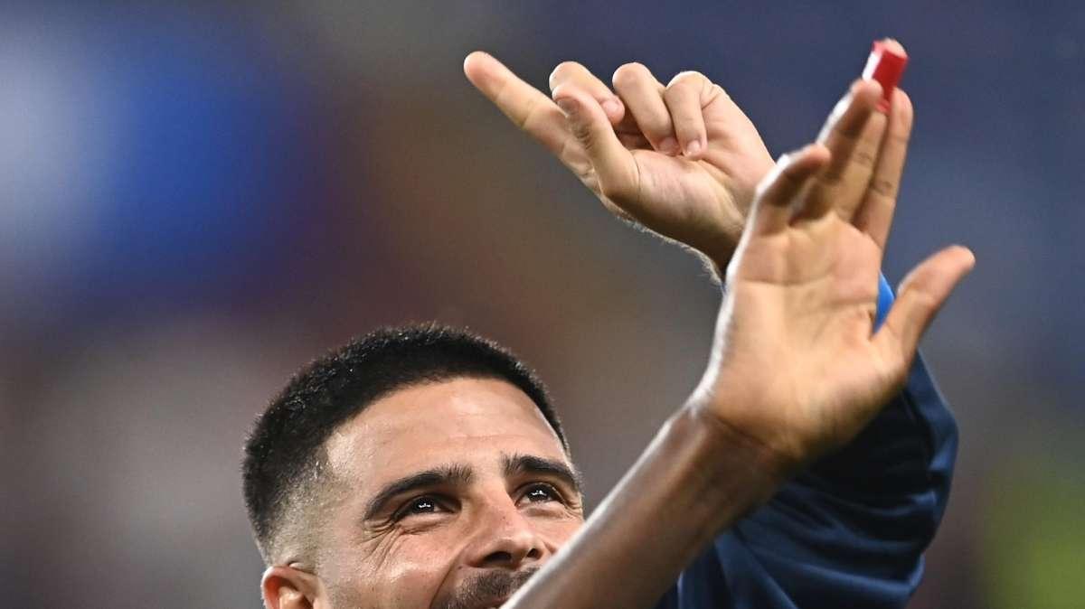 Tutti in piedi per Osimhen e Insigne: al Maradona il coro per Victor