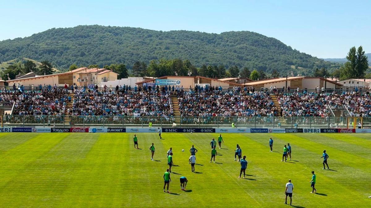 Cresce l’affluenza col weekend: tribuna piena e cori per Mazzocchi e Politano