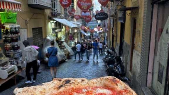 Como in giro per i Quartieri: "Un po' di pizza napoletana prima della partita?"