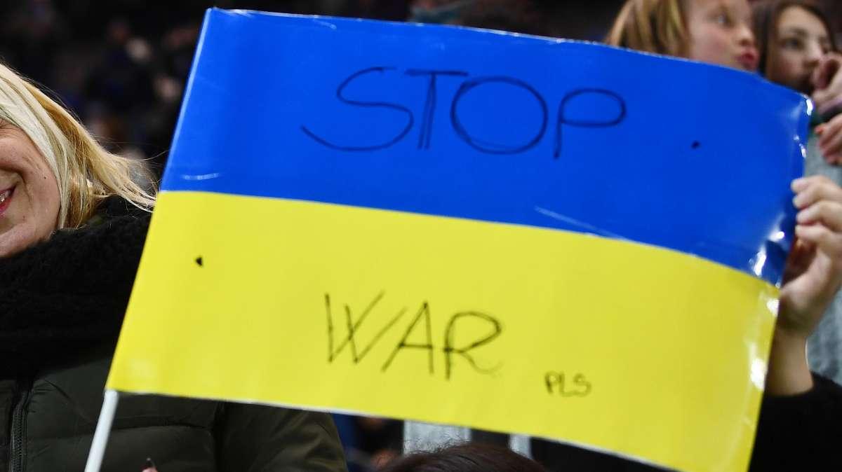 UFFICIALE - Premier League, iniziativa per l'Ucraina: fasce giallo-blu per i 20 capitani