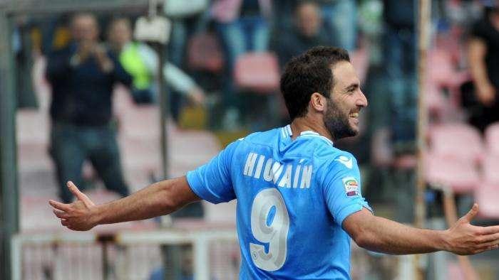 Castel Volturno: seduta mattutina e infortunio per Higuain, trauma contusivo alla gamba per il Pipita