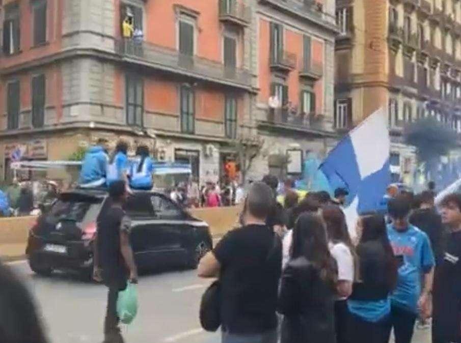 VIDEO - A Napoli si festeggia lo stesso: i tifosi sfilano per le strade del centro