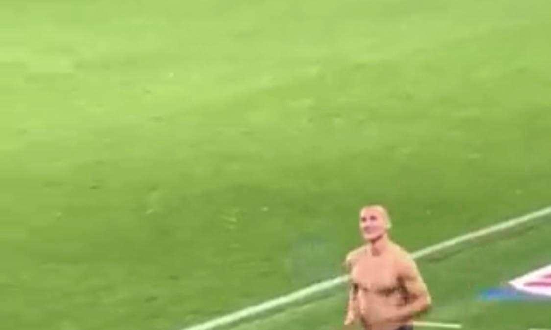 FOTO - Ostigard si "spoglia" per i tifosi: il centrale resta in mutande a Bergamo