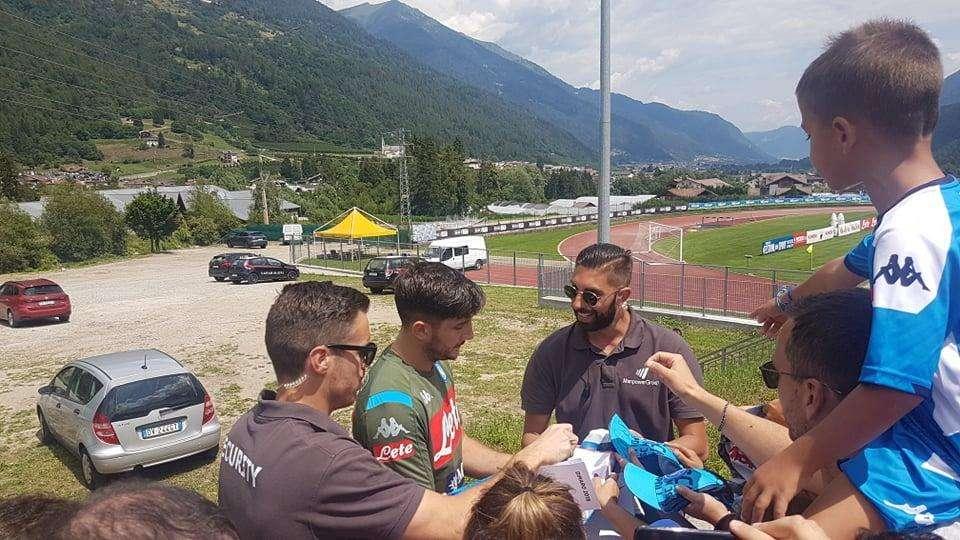 FOTO - Bagno di folla per Manolas: in centinaia alla sessione d'autografi, ma molti a mani vuote