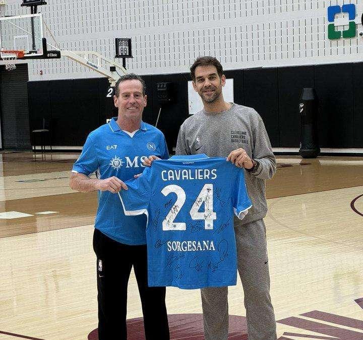 Maglia autografata per i Cleveland Cavaliers, la SSCNapoli: "Benvenuti in famiglia"