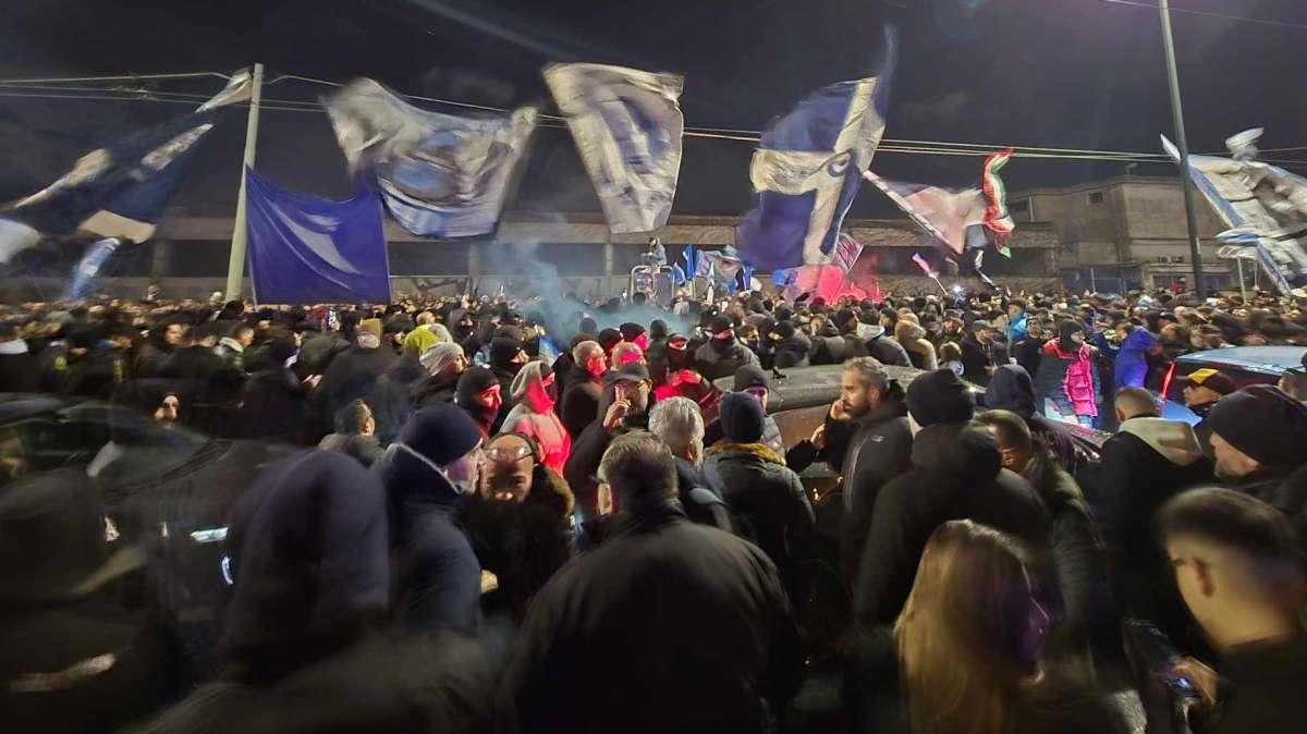 Bolgia a Capodichino! Già in migliaia in attesa del rientro degli azzurri da Bergamo