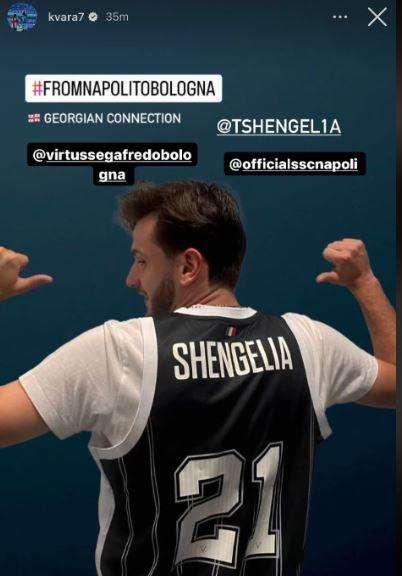FOTO - Kvaratskhelia mostra sui social la maglia del georgiano Shengelia