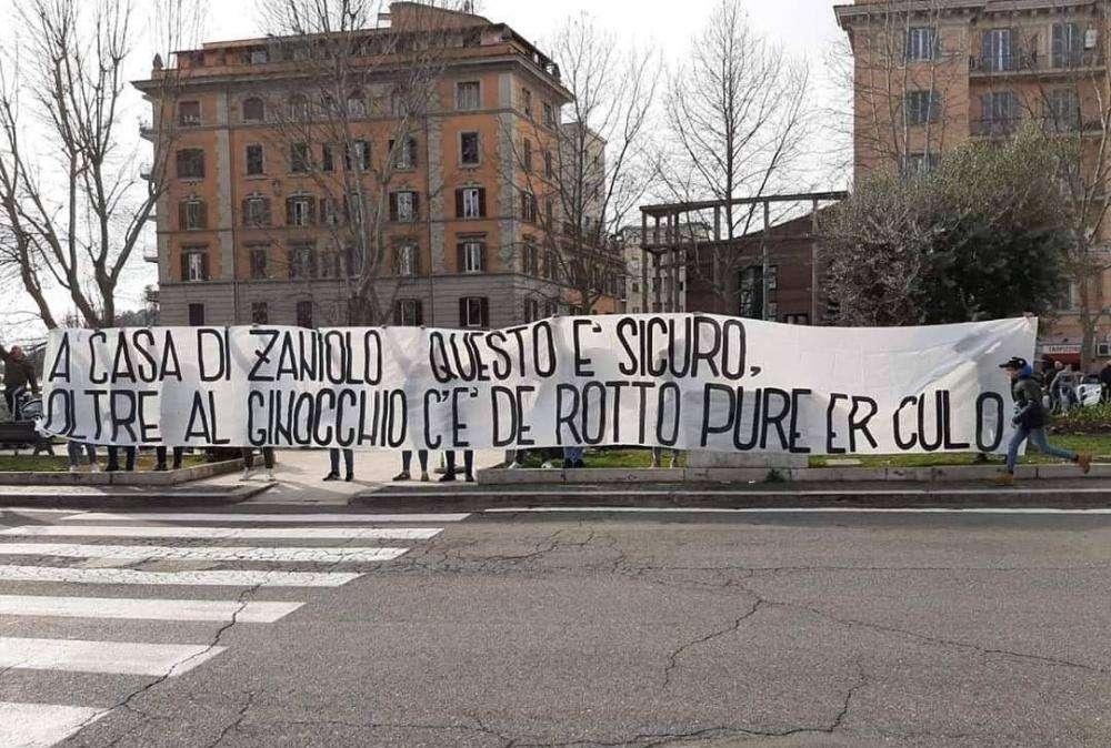 FOTO - Nervi tesi a Roma per il derby: altro striscione contro Zaniolo