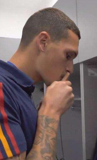Rafa Marin, spunta il video del rito pre-partita: preghiere e baci a santini e crocifissi