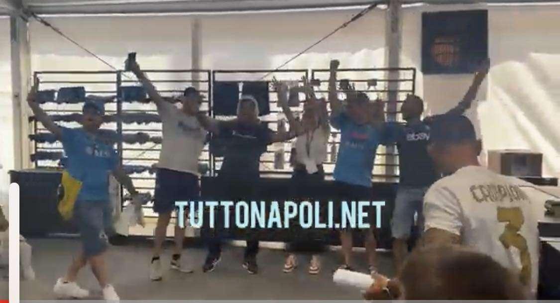 VIDEO TN - Valentina De Laurentiis show: canta e balla coi tifosi a Dimaro