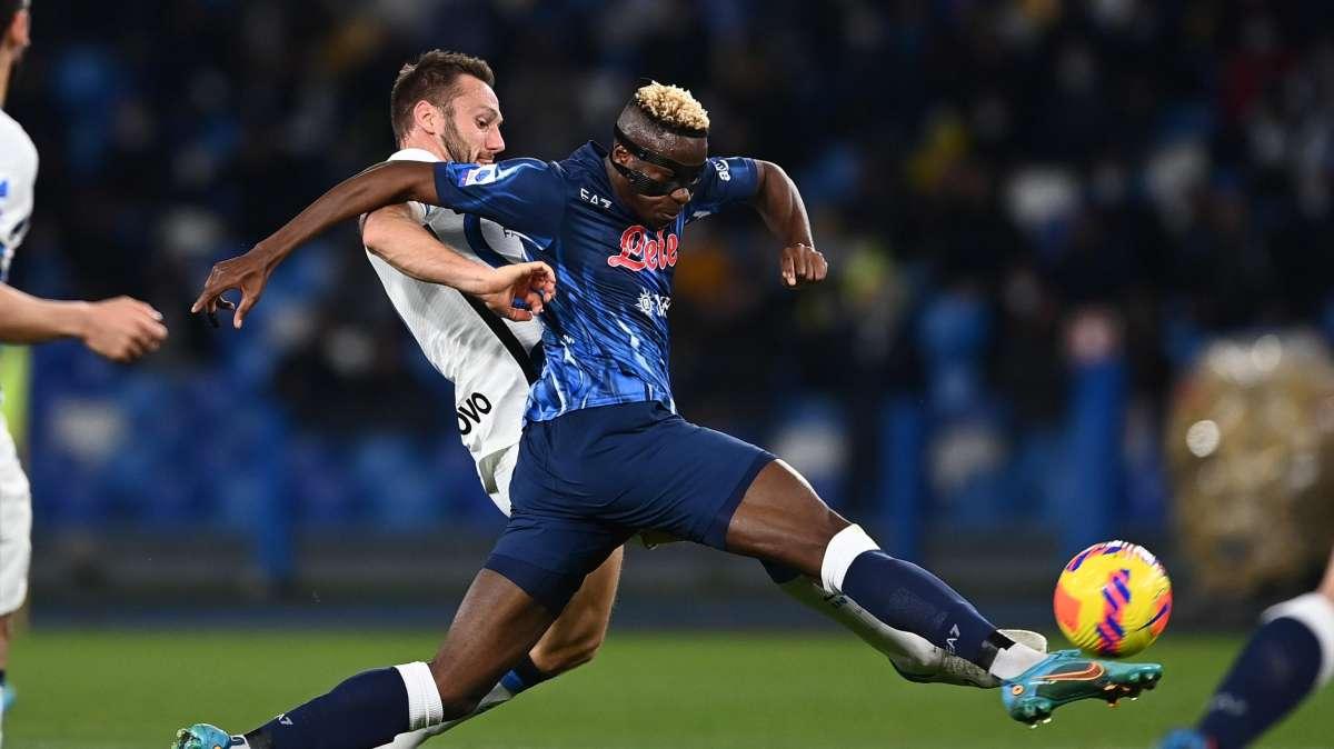 FOTO - Osimhen in campo da solo: riscaldamento più lungo dopo il sovraccarico al ginocchio
