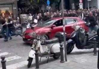 VIDEO - Tensione e paura a via Filangieri: gli ultras tedeschi e bergamaschi provano un assalto