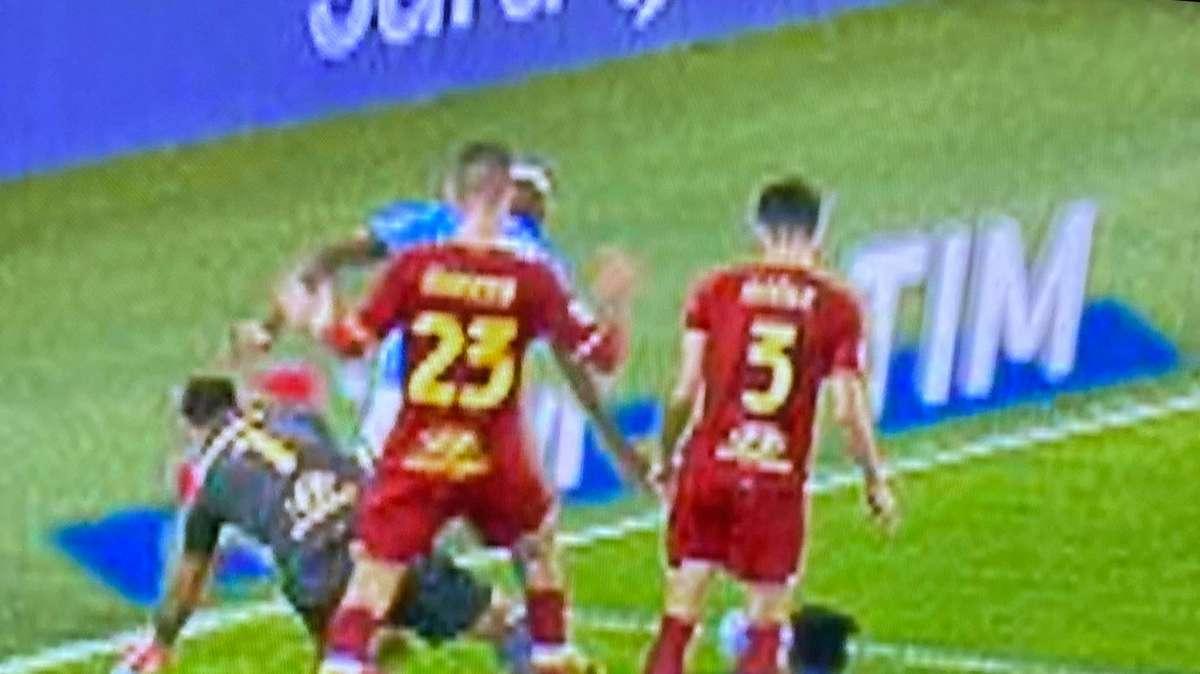 FOTO - Non solo Anguissa, c’è un altro rigore su Osimhen contro il portiere
