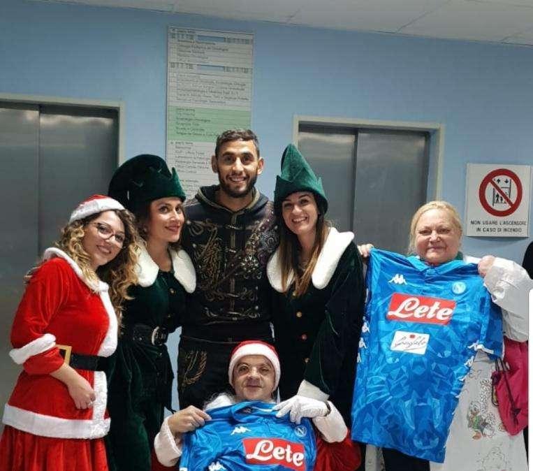 FOTO - Ghoulam cuore d'oro: il terzino ha fatto visita all'ospedale Pausillipon, maglie e regali per i bimbi ricoverati