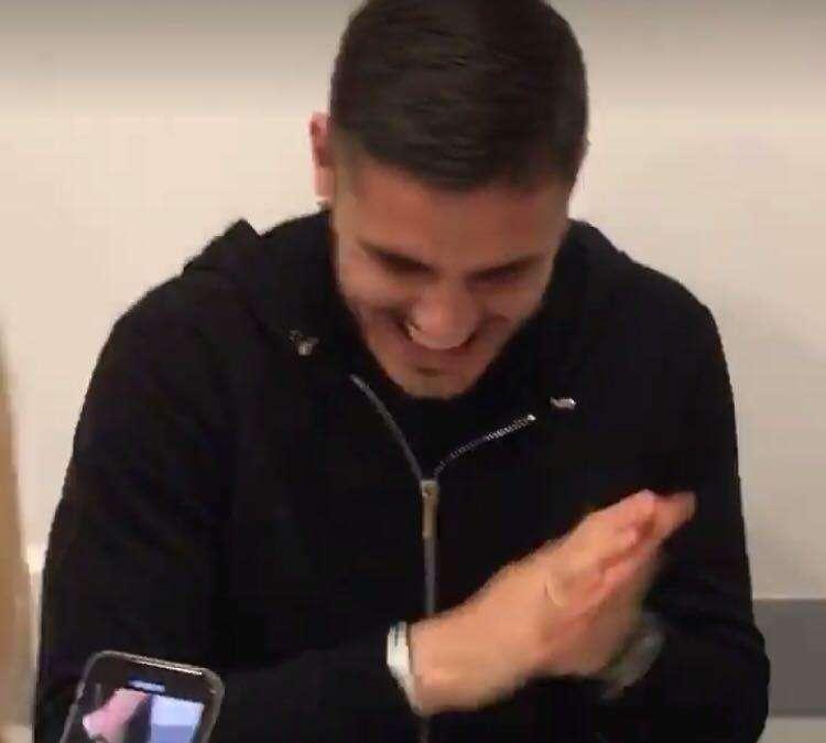 VIDEO - Icardi riceve un cornetto con il classico "Forza Napoli": il nerazzurro cancella la scritta