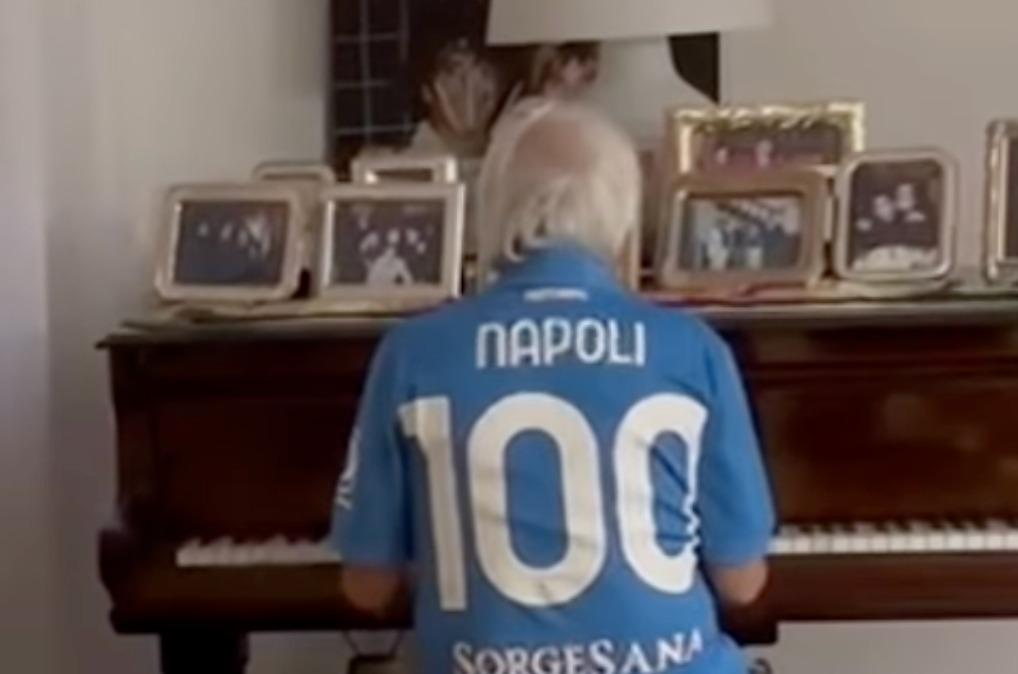 L'omaggio di Nino D'Angelo per i 100 anni del Napoli
