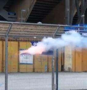 VIDEO - Vergogna al San Paolo: distrugge cartello con un petardo e pubblica tutto sui social