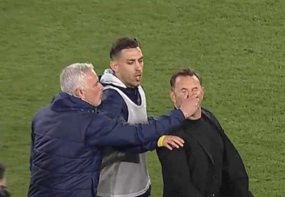Fenerbahce-Galatasaray, Mourinho perde la testa: prende per il naso Buruk