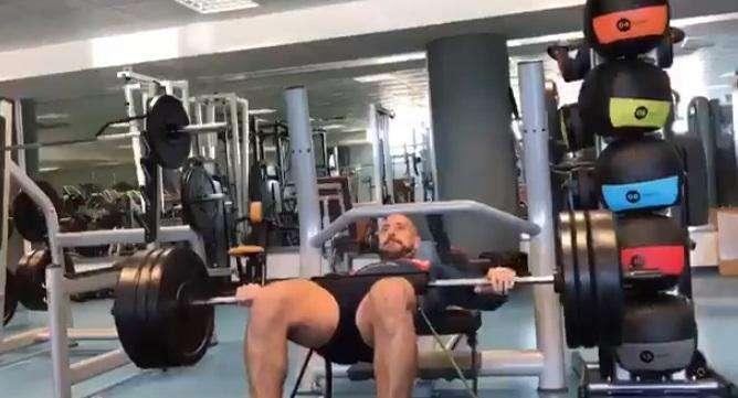 VIDEO - Reina subito al lavoro: lo spagnolo mostra su Twitter il suo allenamento in palestra