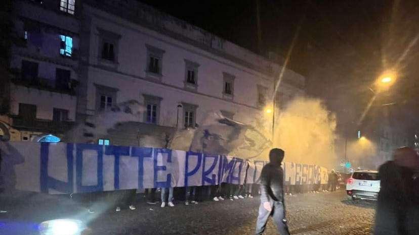 FOTO&VIDEO - Napoli in ritiro in un hotel in centro: i tifosi caricano la squadra con cori e striscione