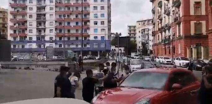 VIDEO TN - Zielinski arrivato al San Paolo, piccoli tifosi accolgono l'auto all'esterno