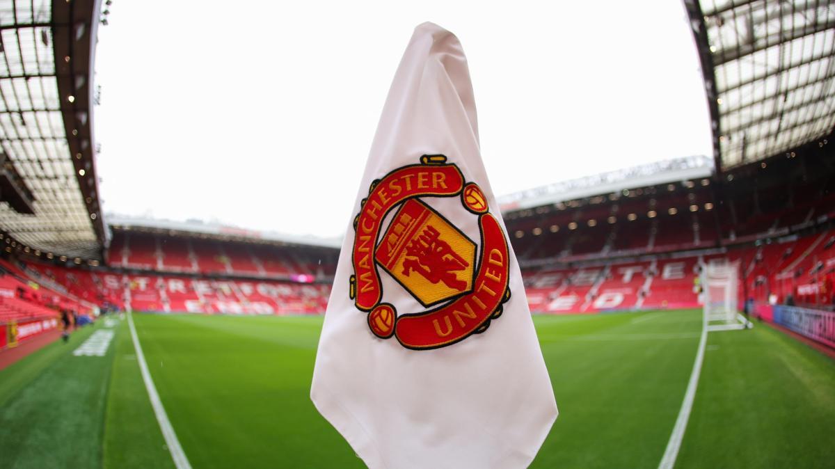 United indebitato, clamoroso: in vendita a 140 euro le zolle dell'Old Trafford