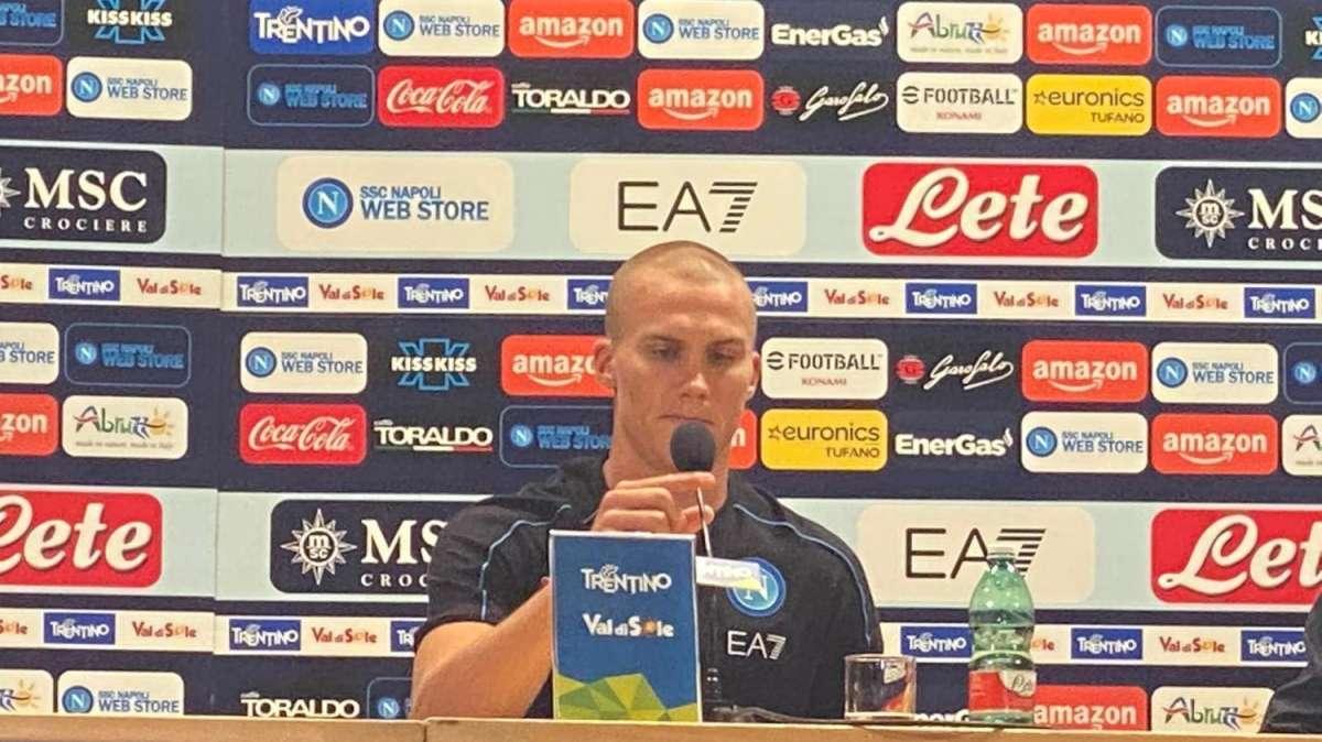 Ostigard presentato a sorpresa: “Volevo solo il Napoli! E’ un sogno, ma non sono qui per sostituire Koulibaly! Su Osimhen…”