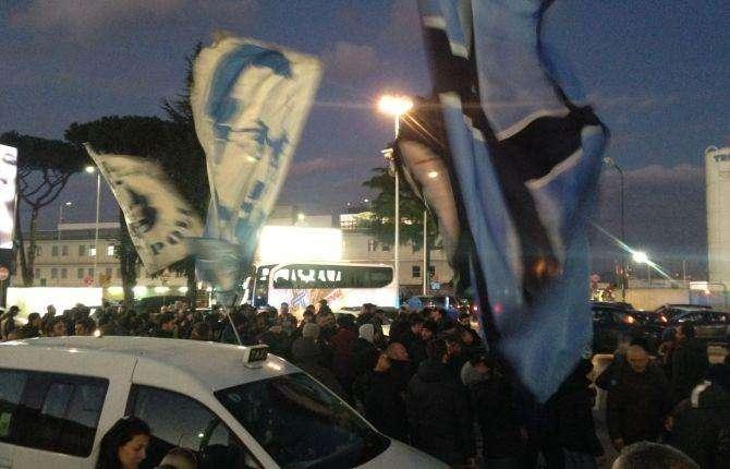 FOTO - Tifosi in festa a Capodichino: in 500 accolgono la squadra al rientro da Bergamo