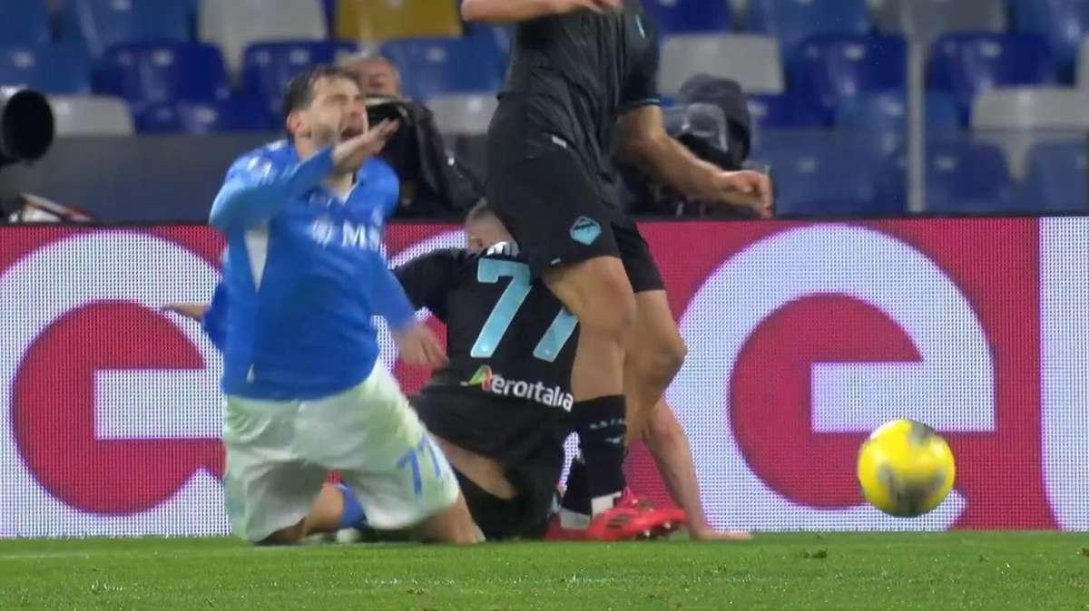 Kvara, ecco il momento dell'infortunio: le immagini del contatto (non sanzionato) con Marusic