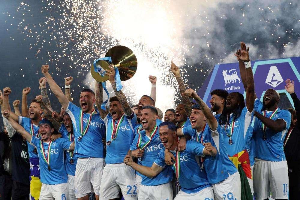 Festa Scudetto: la sfilata dei giocatori del Napoli coi capelli tinti di azzurro